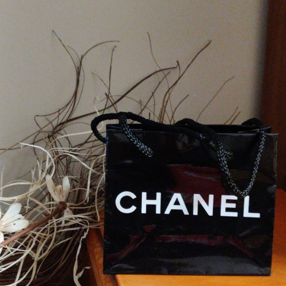 2/$10 🇨🇦 Small paper gift bag C H A N E L